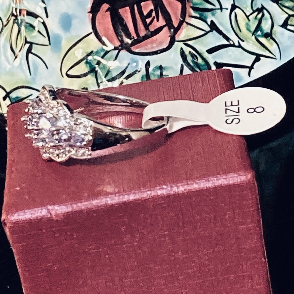 Ring with lots of sparkle NWOT - Picture 6 of 7